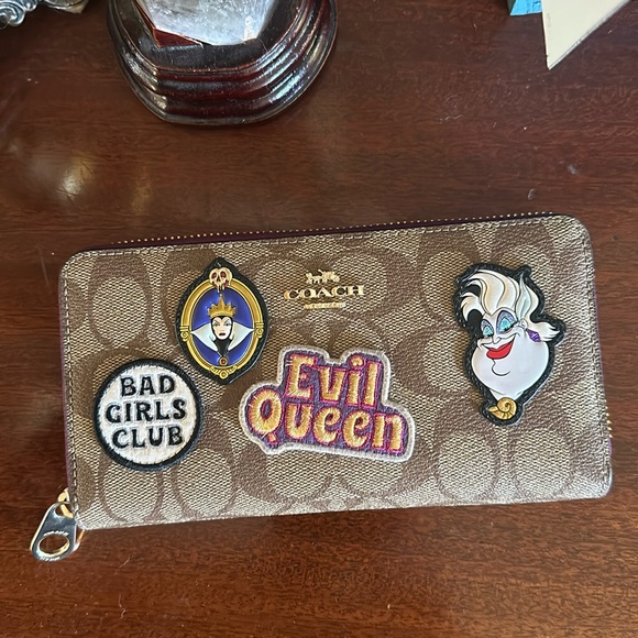 Coach bad girls Disney zip around - Picture 1 of 4